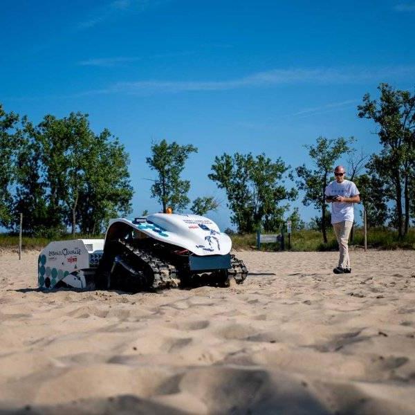 AWRI drone picks up trash on 西 密歇根 beach